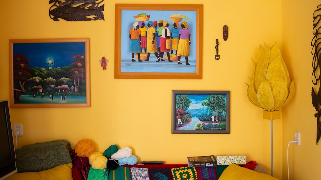 In Reina's huis hangt allerlei kunst, die ze tijdens haar reizen heeft verzameld.